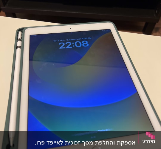 טאבלט עם עט סטיילוס על שולחן